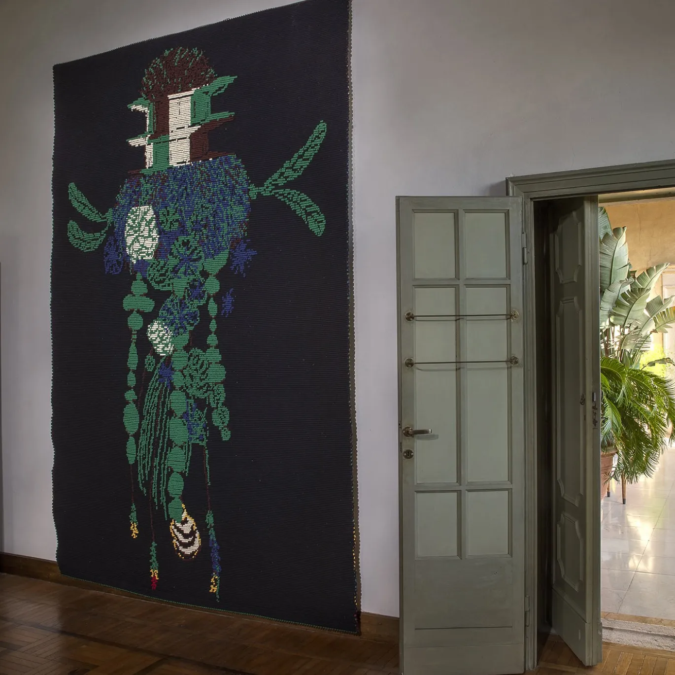 Arazzo Fantasma Verde in lana con sfondo nero di Anna Galtarossa