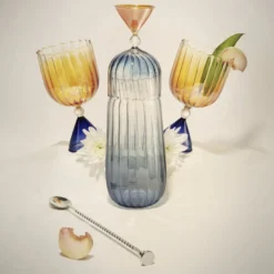 Bottiglia e bicchiere blu Calypso