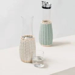 Caraffa Dijon in pelle bianca e rattan