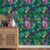 Carta da Parati Tropicale Colorata con Giungla Scura