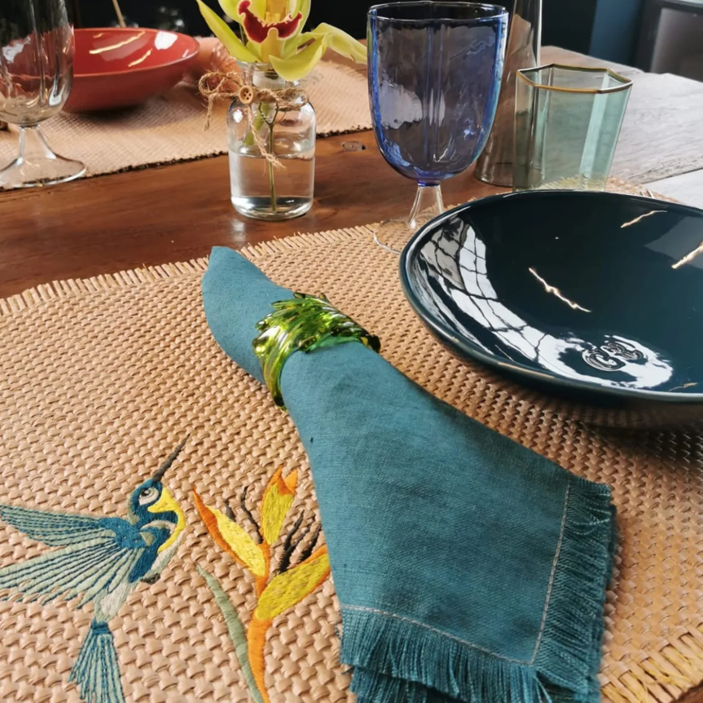 Cena per due: set di bicchieri e biancheria tropicale