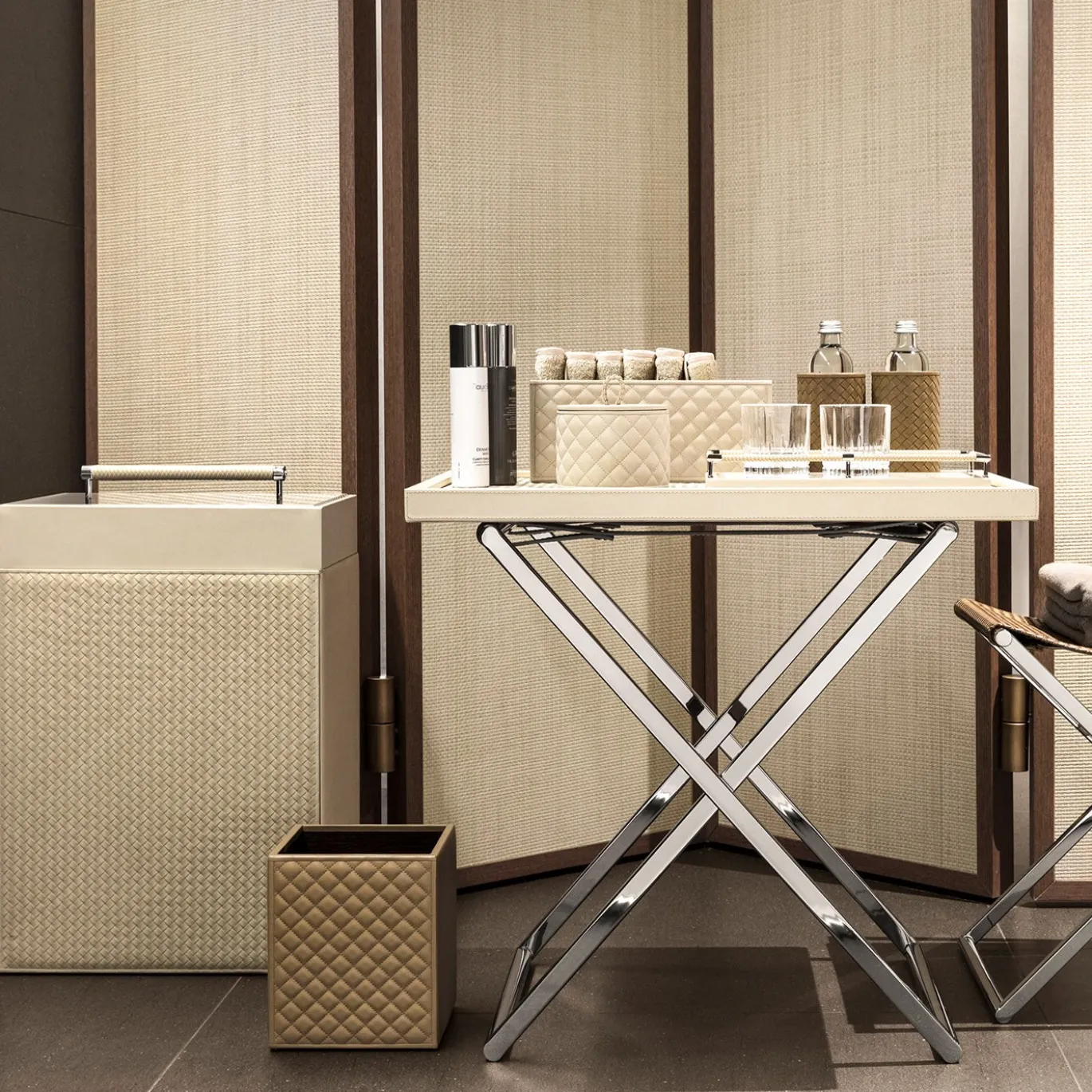 Cesta Portabiancheria Diana Intrecciata a Mano in Pelle Beige