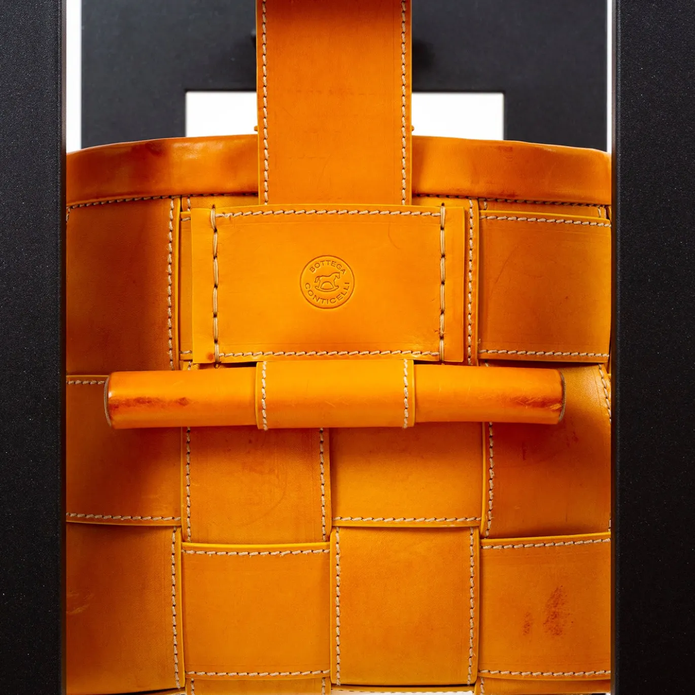 Cestino in pelle con supporto Giallo senape