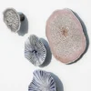 Composizione murale Porifera in porcellana nei toni del blu e del viola