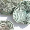 Composizione murale Porifera in porcellana nei toni del verde