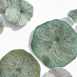 Composizione murale Porifera in porcellana nei toni del verde
