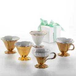 Coppa con fiori bianchi e oro