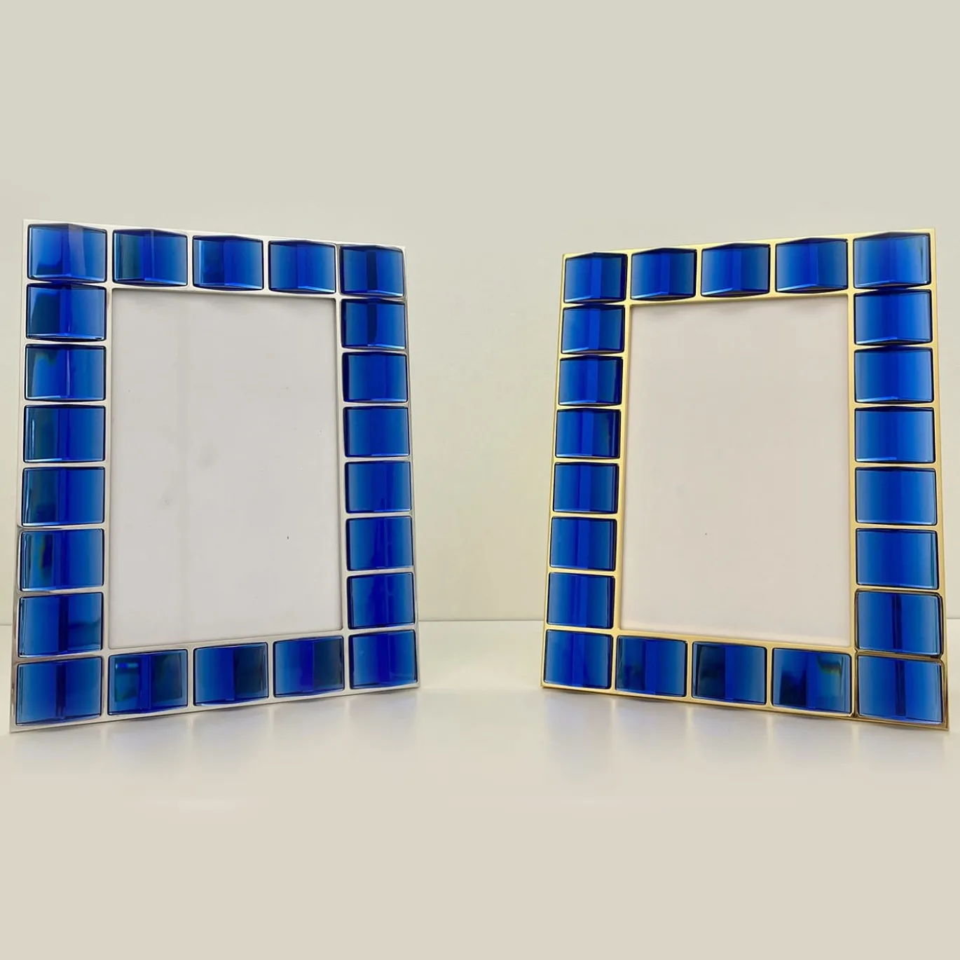 Cornice portafoto in ottone placcato oro 24 carati e cristallo blu lavorato a mano