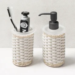 Dispenser per sapone e portaspazzolino in pelle bianca e rattan Calais
