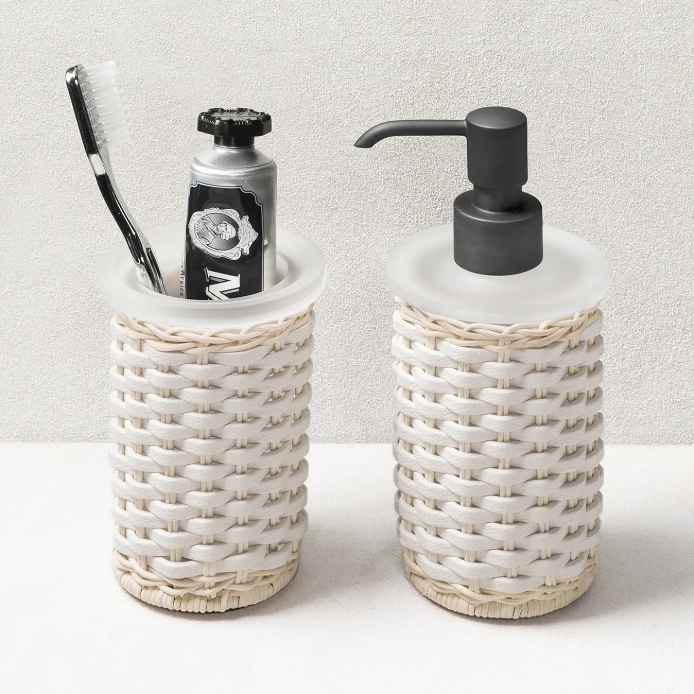 Dispenser per sapone e portaspazzolino in pelle bianca e rattan Calais