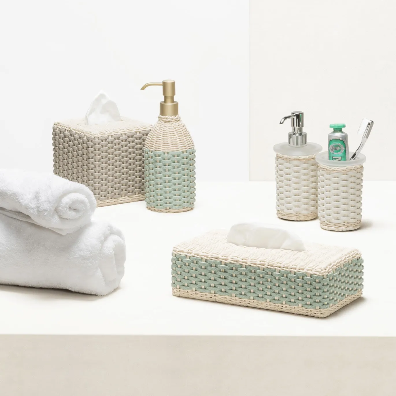 Dispenser per sapone e portaspazzolino in pelle bianca e rattan Calais