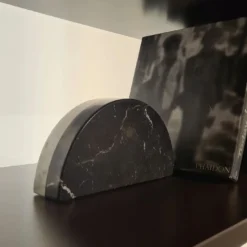 Fermalibri Cake in Marmo Nero Marquina e Marmo di Carrara Bianco
