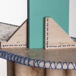Fermalibri Lulù in Travertino con inserti in filo PVC blu