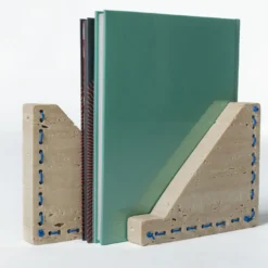 Fermalibri Lulù in Travertino con inserti in filo PVC blu