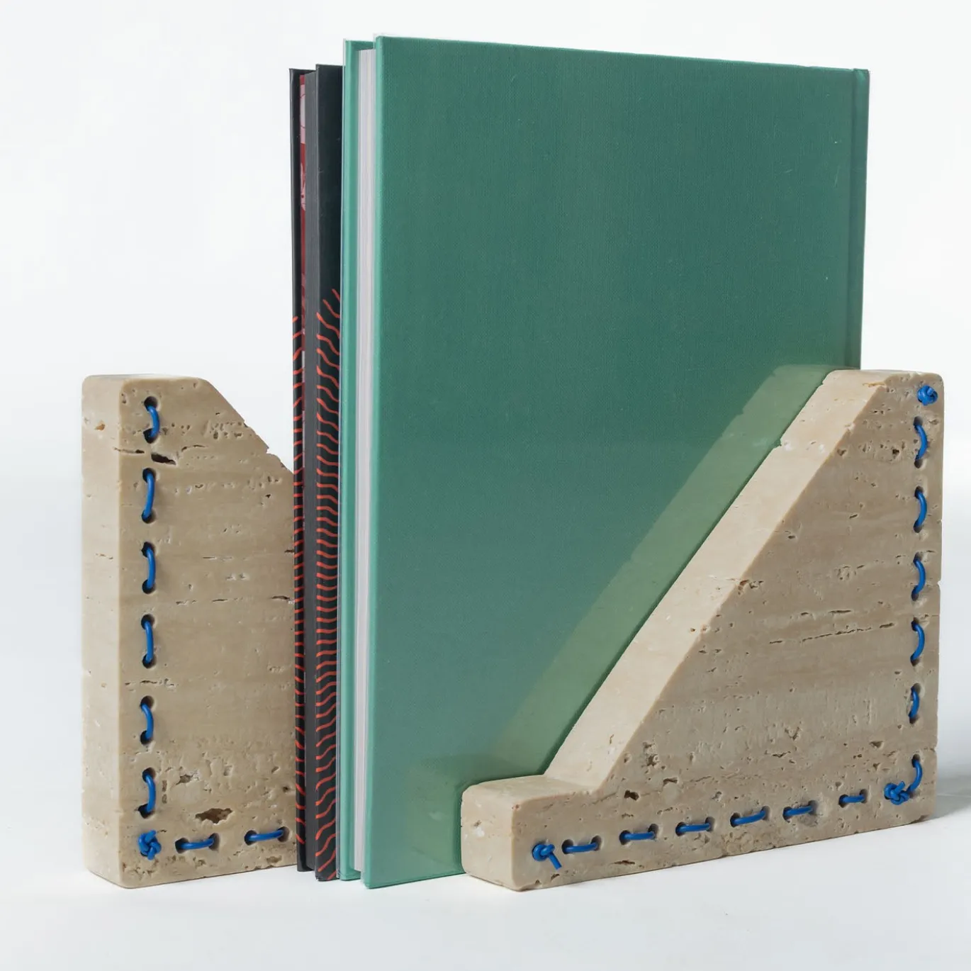 Fermalibri Lulù in Travertino con inserti in filo PVC blu