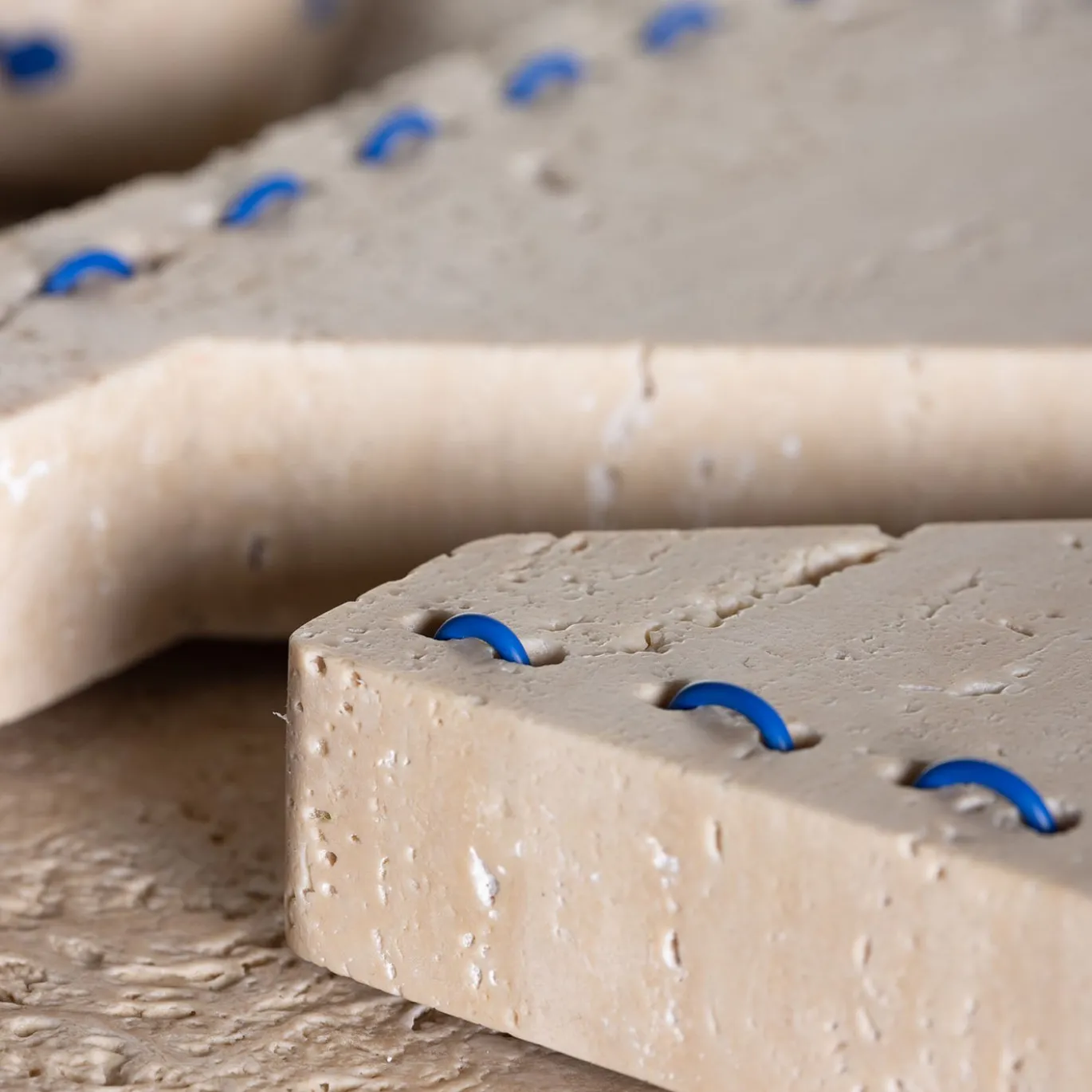 Fermalibri Lulù in Travertino con inserti in filo PVC blu