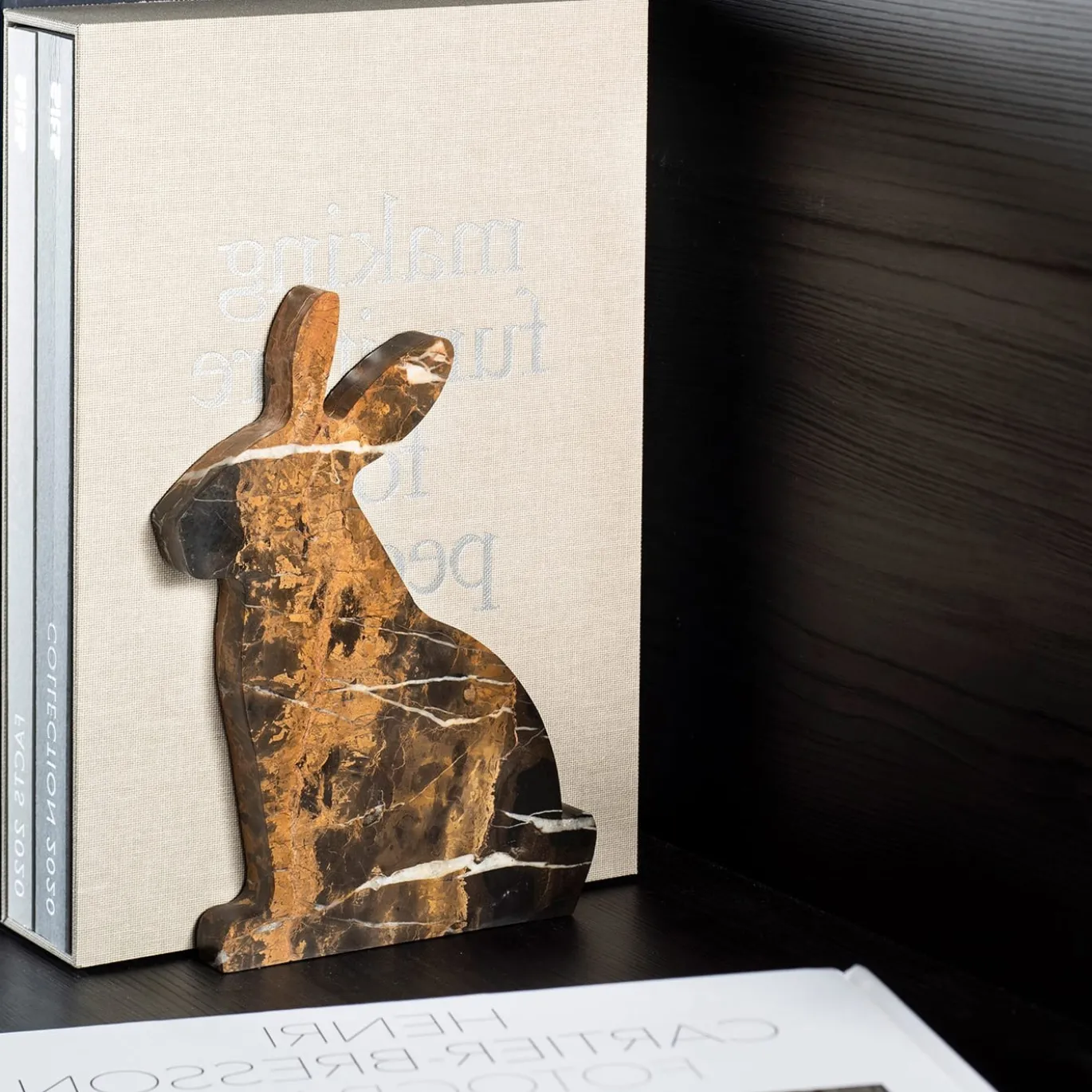Fermalibro destro Bunny Black and Gold di Alessandra Grasso