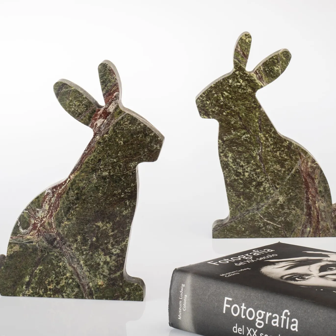 Fermalibro verde sinistro Bunny Picasso di Alessandra Grasso