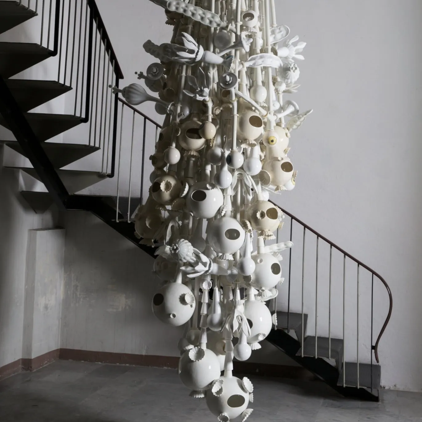 Lampadario gigante con fiori a bolle