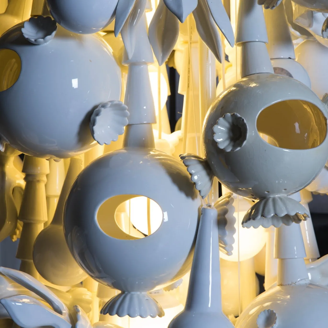 Lampadario gigante con fiori a bolle