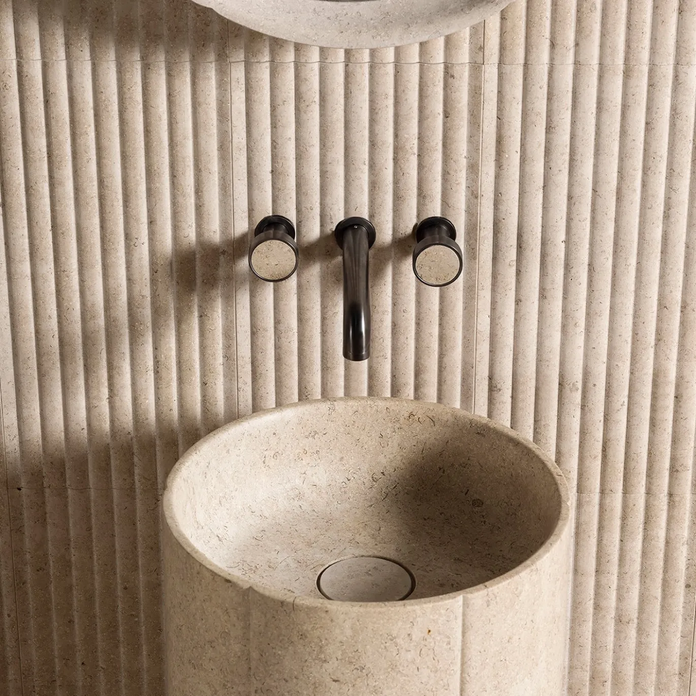 Lavabo a Colonna in Marmo Beige Sartoriale di Federico Peri