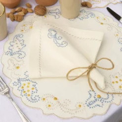 Luminaria Festa Set di 2 tovagliette per piatti in lino bianco ricamate in Azzurro