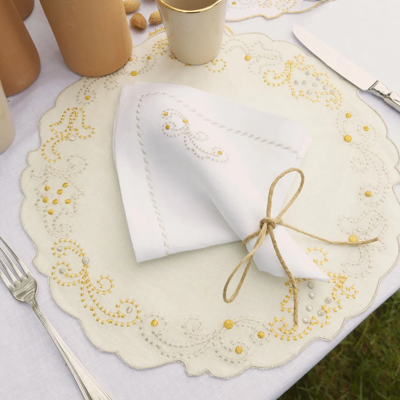 Luminaria Festa Set di 2 tovagliette per piatti in lino bianco ricamate in oro