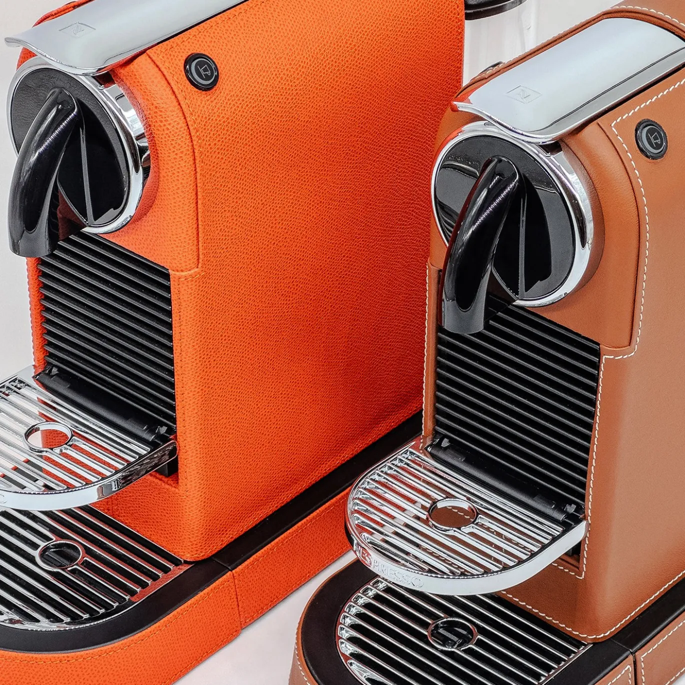 Macchina da caffè Nespresso Citiz rivestita in pelle marrone