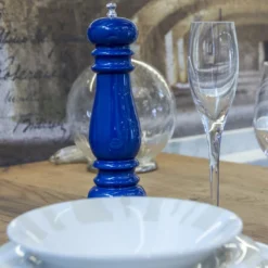 Macinapepe in legno blu e ottone argentato