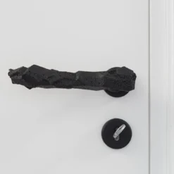 Maniglia per porta nera Lavica di Nicole Valenti