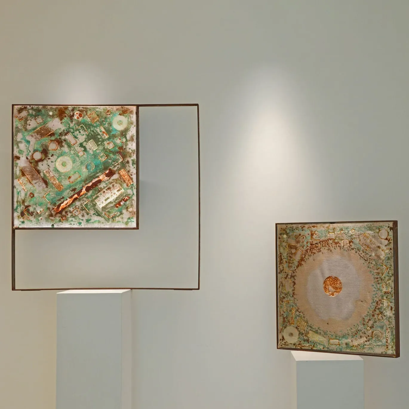 MAPS Square by Day su velluto di seta beige