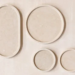 Natura � una collezione di vassoi e svuotatasche monolitici e multifunzionali pensati per la casa e l'ufficio, disegnati da Apospersano si distinguono per le loro forme minimaliste