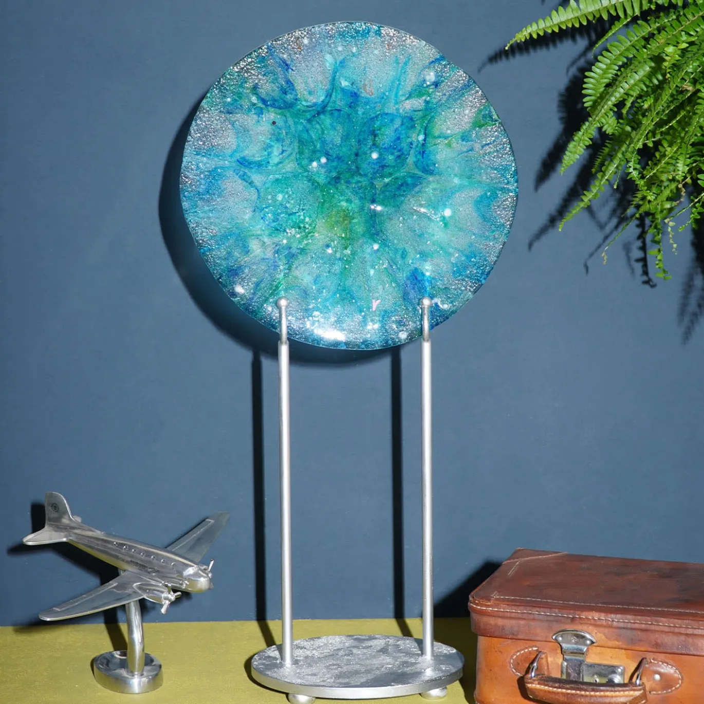 Nebula Luminosa scultura in vetro blu fluorescente