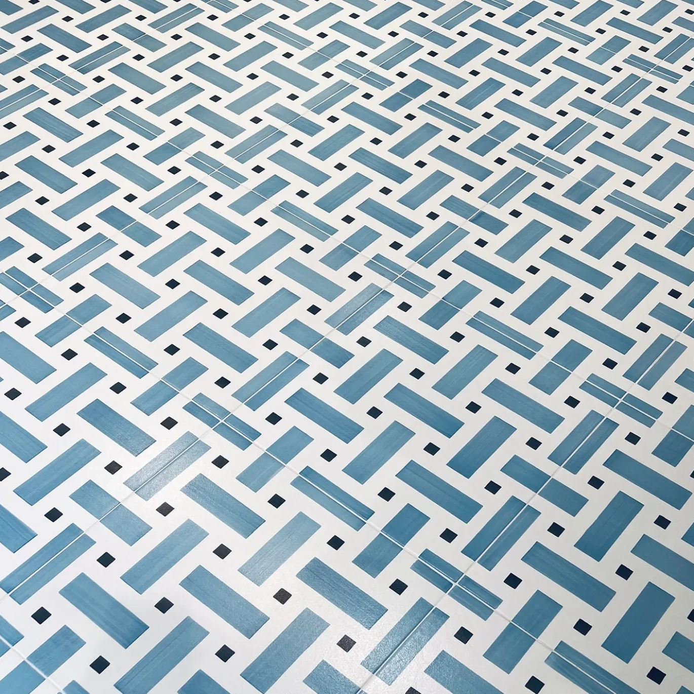 Piastrella La Cripta In Ceramica Azzurro E Grigio Scuro Motivo Geometrico