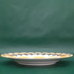 Piatto da dessert con piume di pavone giallo