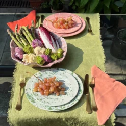 Piatto di frutta verde screziato alle erbe