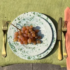 Piatto di frutta verde screziato alle erbe