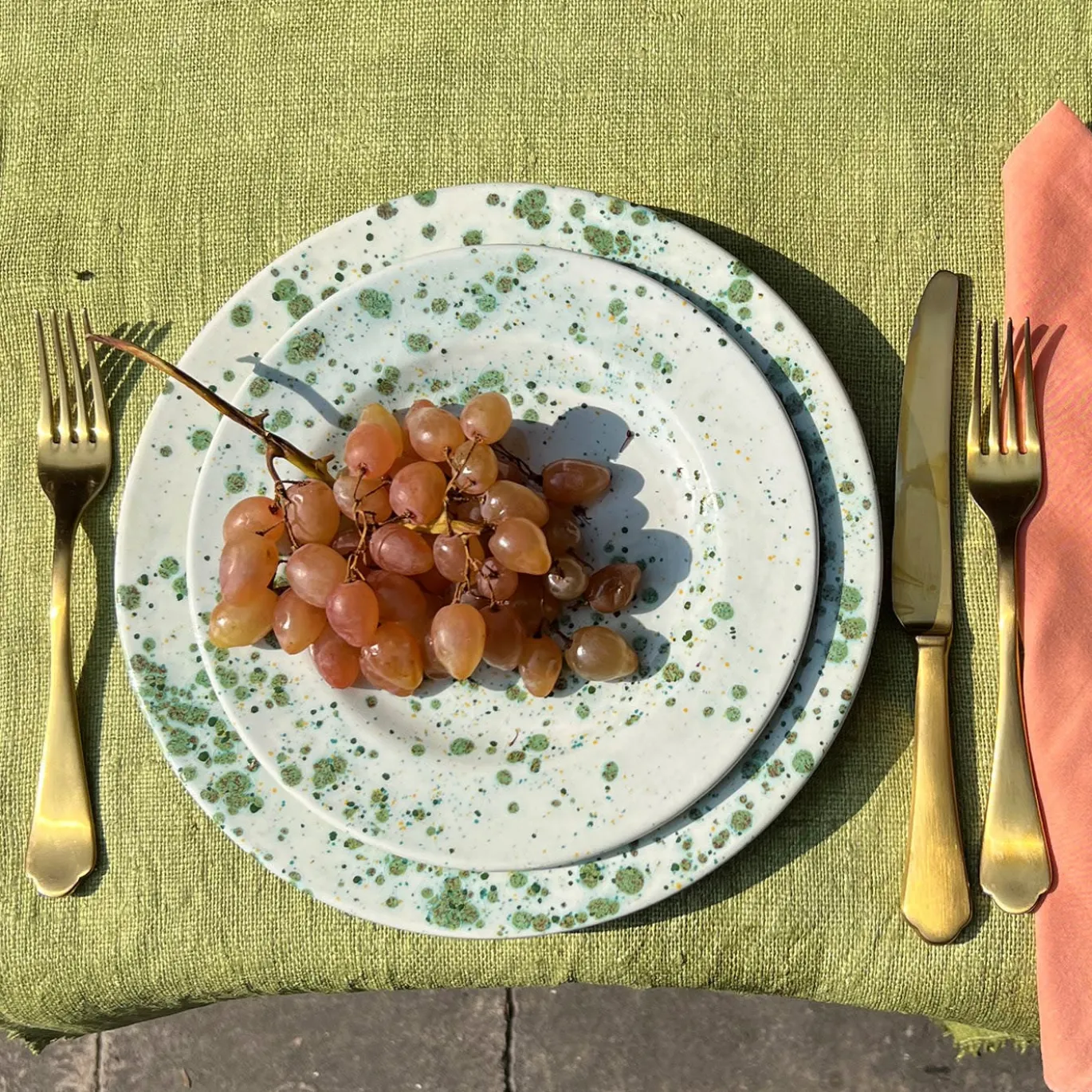 Piatto di frutta verde screziato alle erbe