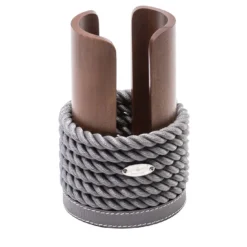 Piccolo supporto in legno grigio per bicchieri di plastica