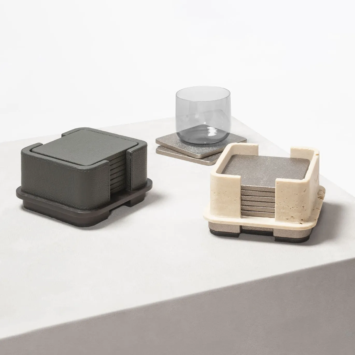 Portabicchieri Lloyd in pelle beige e marmo con 8 sottobicchieri