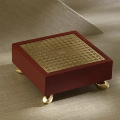 Portagioie quadrato Limbos in legno laccato rosso e ottone