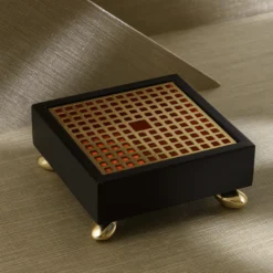Portagioie quadrato Limbos in legno laccato nero e ottone