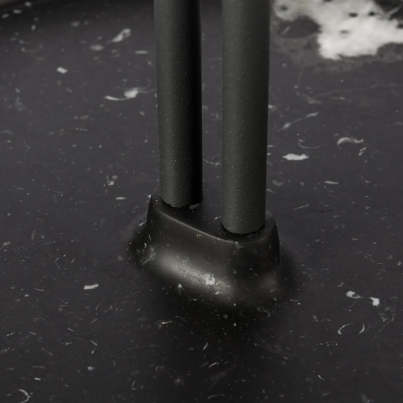 Portaombrelli Pietra L07 in marmo Nero Marquinia di Piero Lissoni