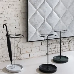 Portaombrelli Pietra L07 in marmo Bianco Carrara di Piero Lissoni