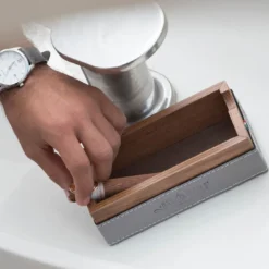 Posacenere in legno e acciaio con inserti in ecopelle grigia