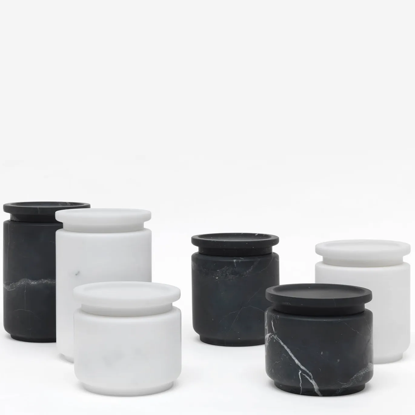 Pyxis Grande vaso di marquina nera di Ivan Colominas