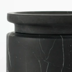Pyxis Piccolo vaso di marquina nera di Ivan Colominas