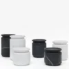 Pyxis Vaso medio in marquina nera di Ivan Colominas
