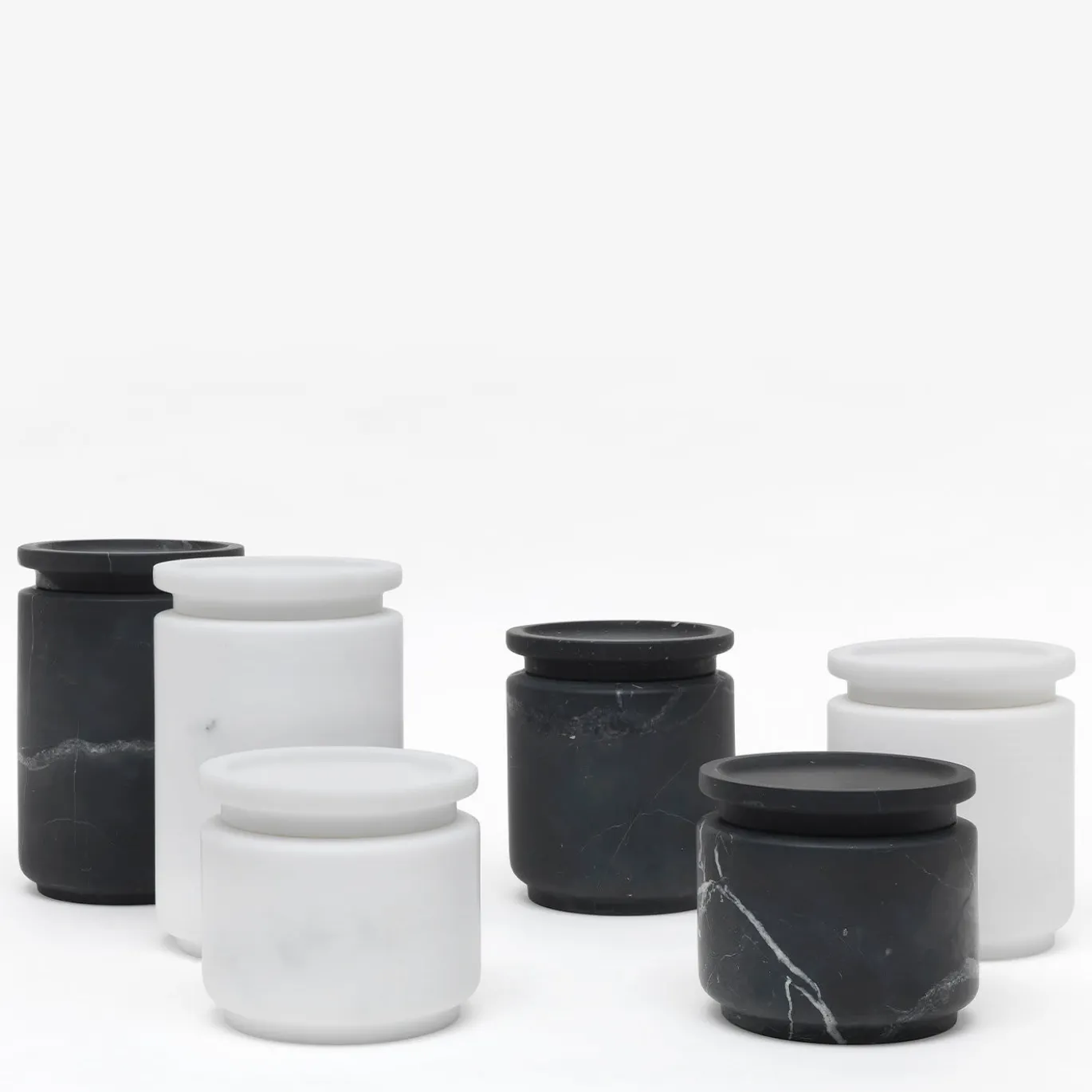 Pyxis Vaso medio in marquina nera di Ivan Colominas