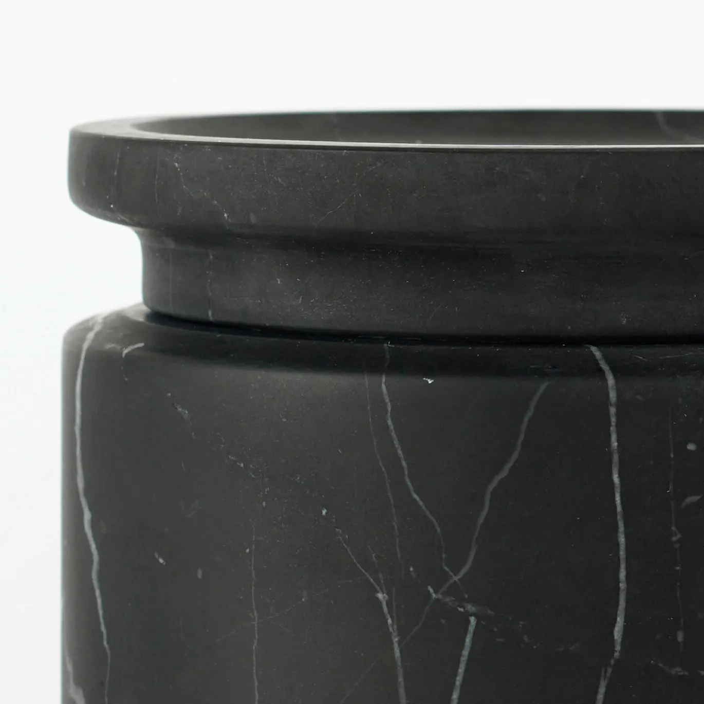 Pyxis Vaso medio in marquina nera di Ivan Colominas